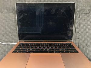 充電器を挟んで画面が割れたMac