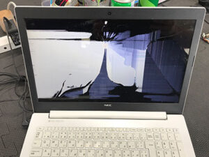 NS70C/MAW 液晶割れ