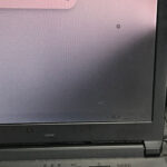 富士通 パソコンの画面の右側の一部だけが暗い修理