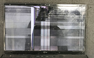 WAA/J1 液晶割れ 持ち込み修理前