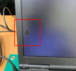 パソコン　画面に黒い丸