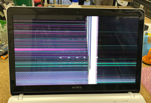 SVF15217CJW 液晶割れ