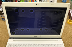 パソコンの液晶に斑点