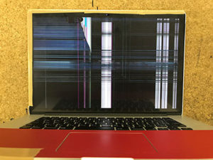 MacBook Pro 2015 画面割れ