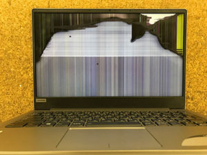 320S-13IKB 液晶割れ