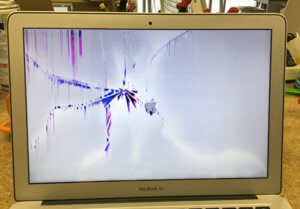MacBook Air 衝撃による液晶割れ