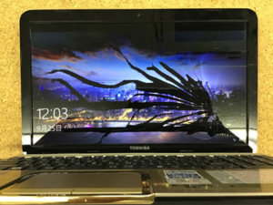 T552/58FK 液晶割れ