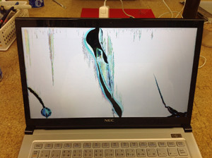 ノートパソコン　液晶割れ