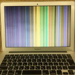 MacBook Airの画面に線が入った！液晶交換修理