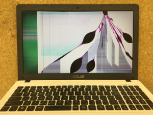 ASUS K550C 画面割れ