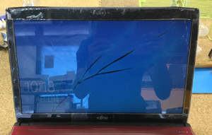 LIFEBOOK AH53/M　亀裂