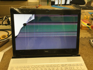 GN242F/SA 液晶割れ