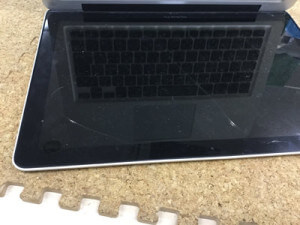 macbookpro ガラス割れ