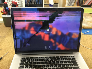 A1502 液晶割れ