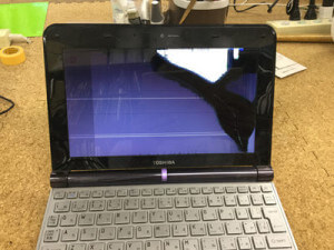 UX/24MBL 液晶割れ