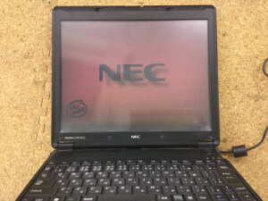 パソコン　画面が赤い