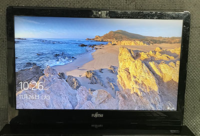 液晶パネル交換作業中