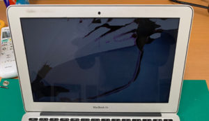 MacBook Air 画面割れ