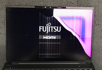 FMVUXH1B 液晶割れ 修理前