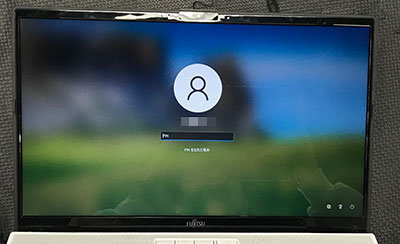 液晶パネル交換作業中