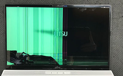 FMVWJ1AA53 修理 前：液晶割れ