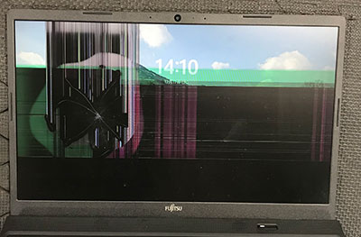 FMVWH1A151 修理 前：液晶割れ