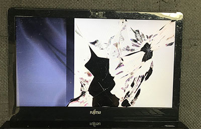 富士通 AH41/C3 画面割れ修理前の状態