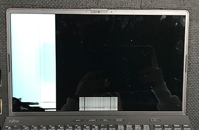 FMVA53G2B 修理前の液晶割れ