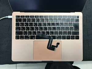 MacBook Air トラックパッドケーブル交換