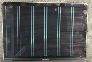 MacBook Pro 画面にストライプの線